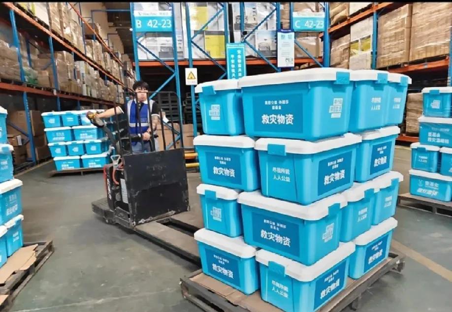 很少看到品牌大厂拉上代言人做公益的，美团今日带上莎莎的名字，一起给华北暴雨灾区捐