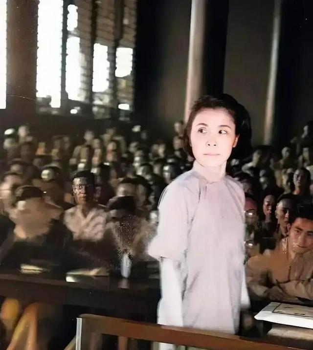 1946年的南京，大汉奸陈公博情妇莫国康被日本人遣送回国，接受公审。从现场照片看