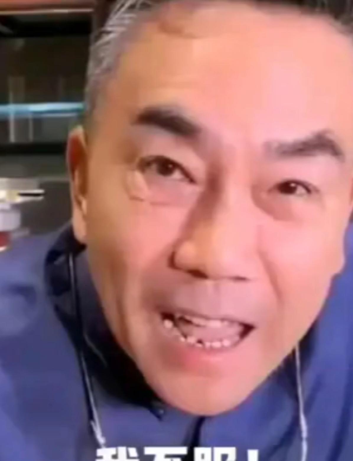 谁能想到当年在电视里逗乐全国观众的相声演员，如今镜头一开，全靠扯着嗓子骂街来冲销
