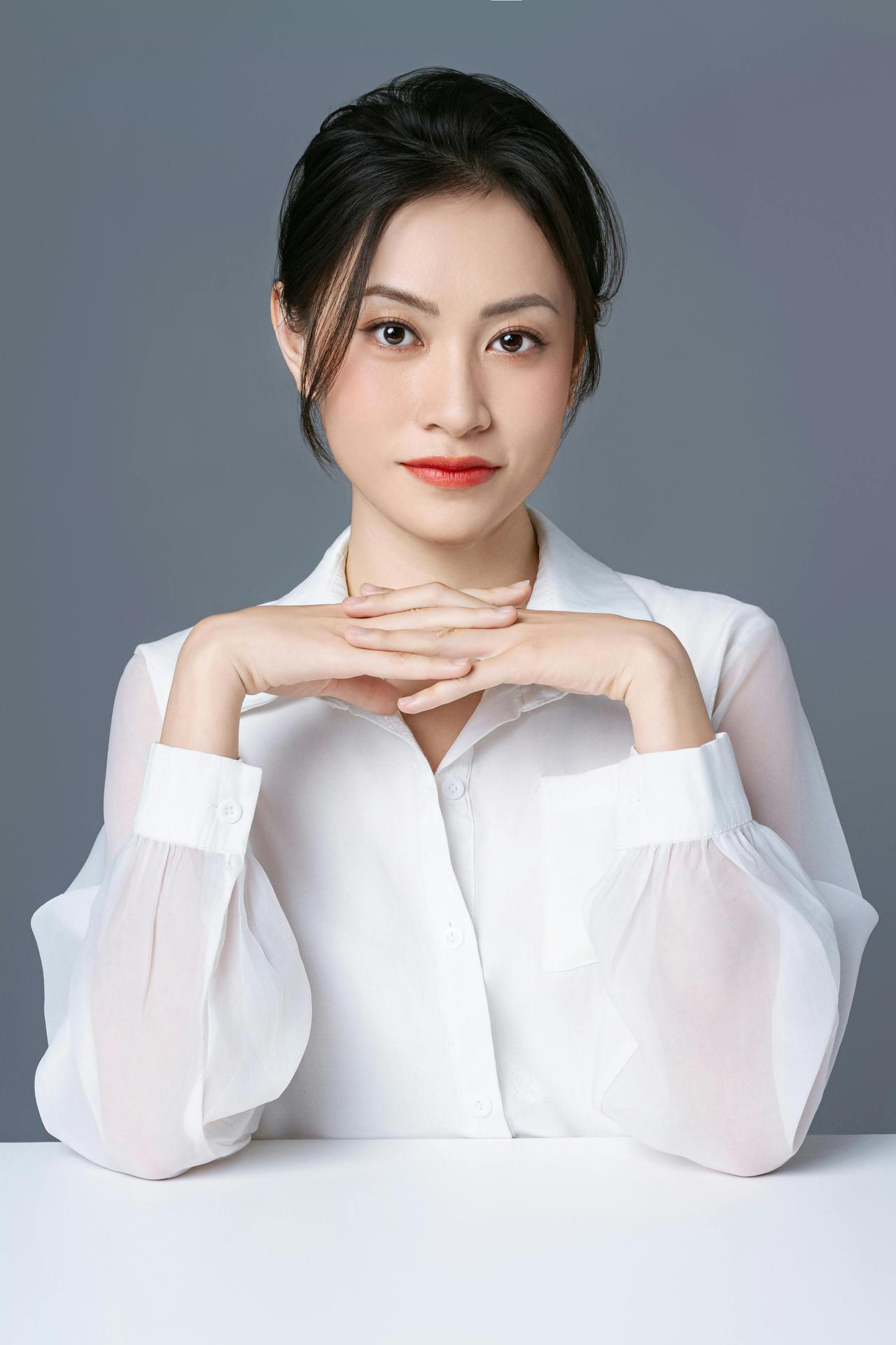 职场穿搭｜一件白衬衫的高级感，你get到了吗？职场女性的衣橱里，永远少不了