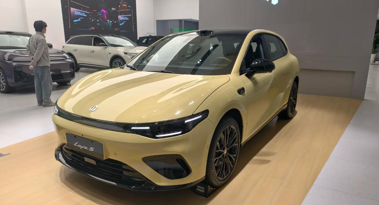 其实没必要跟名爵MG4比，因为这两车的质感天差地别。去门店看过名爵MG4，唯一