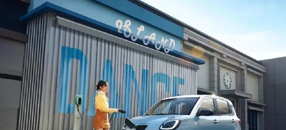 目前，国内现金储备最多的三家车企为:第一，上汽集团——2100多亿。