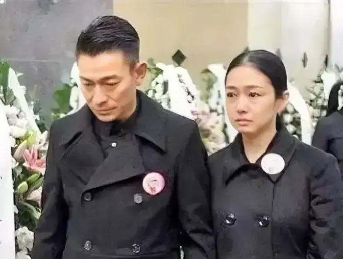 刘德华终于不用再背“攀豪门”这口锅。刷到港媒老稿被翻出来，说朱丽倩娘家其实是马