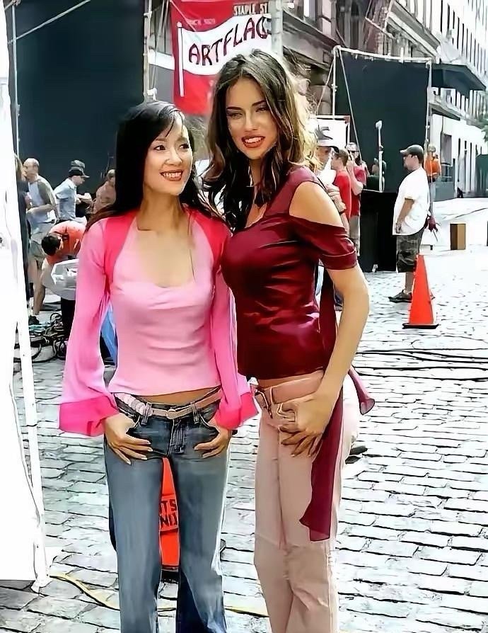 刷到章子怡十七岁时的这张旧照，我直接怔在原地好几秒