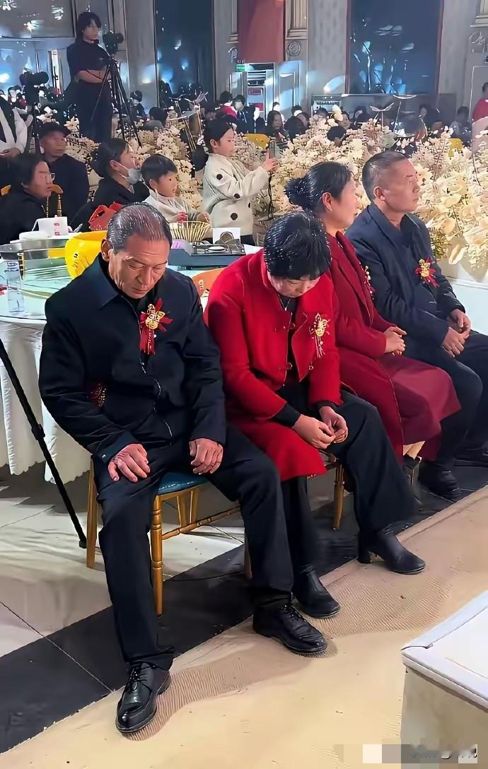看脸色分不清新娘父母和新郎父母，甚至想不到这是婚礼现场，结婚怎么一脸不高兴啊