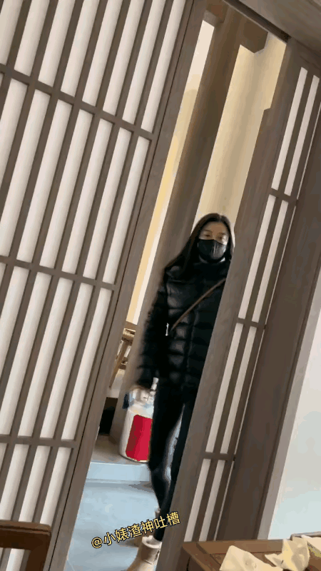 这是什么穿着打扮，一身黑不说，连口罩也是黑的。