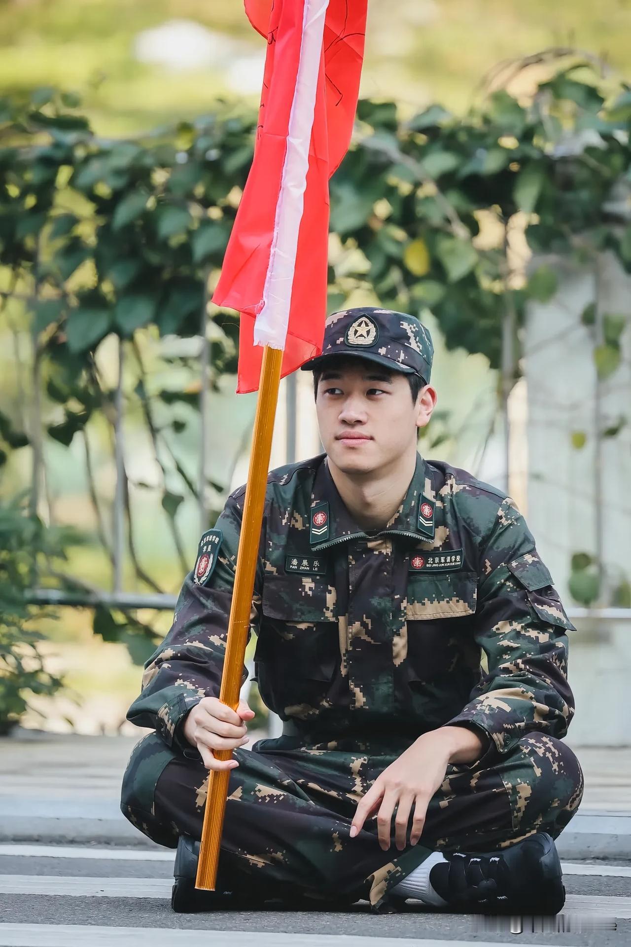 12月22日，游泳运动员潘展乐更新军训动态，并配文“继续加油”。他发了9张