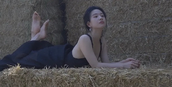 李梦性张力绝了，让李梦来演白鹿原，应该不输张雨绮，这股慵懒妩媚劲太让人上头了[污