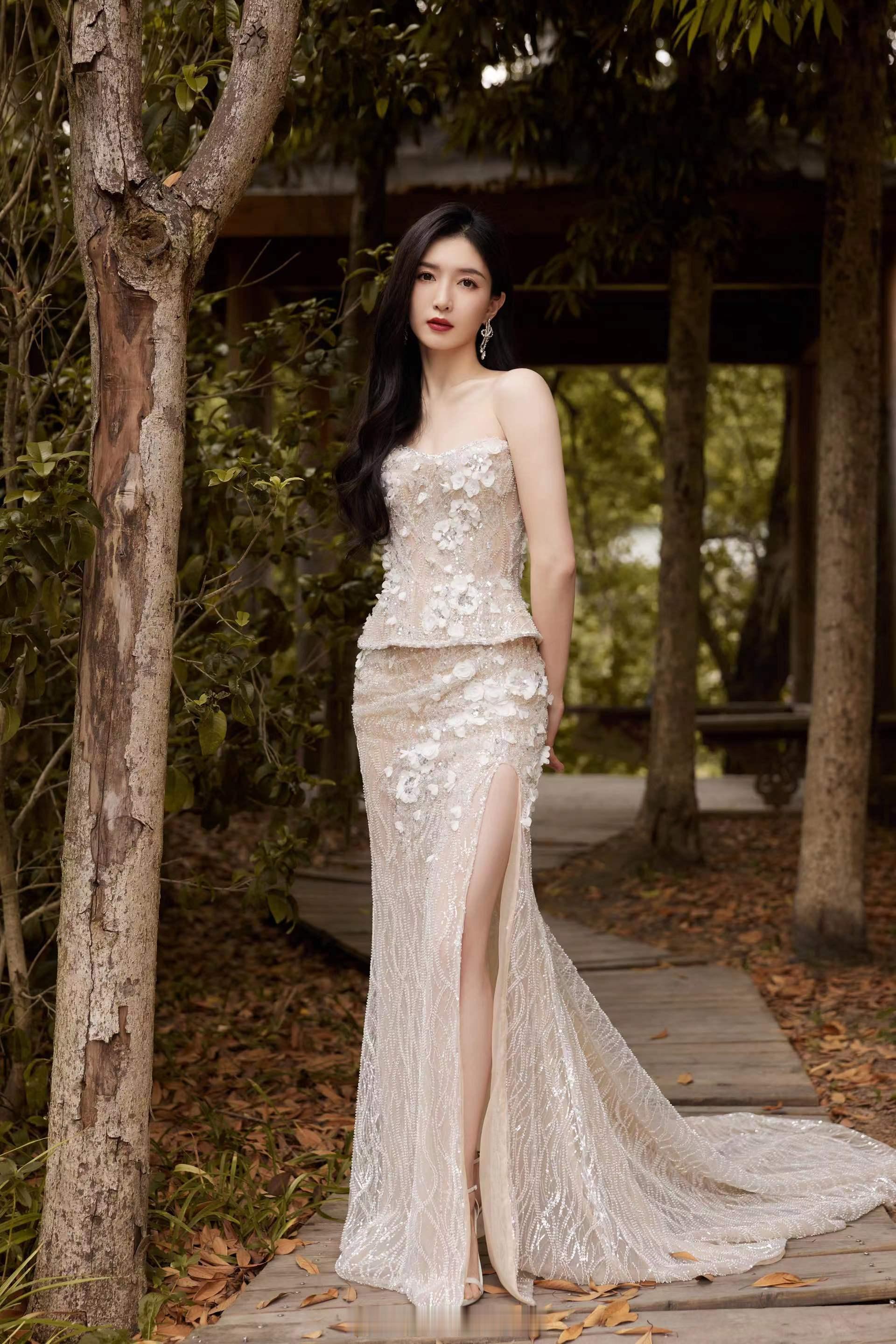 江疏影修身拖地抹胸仙裙写真