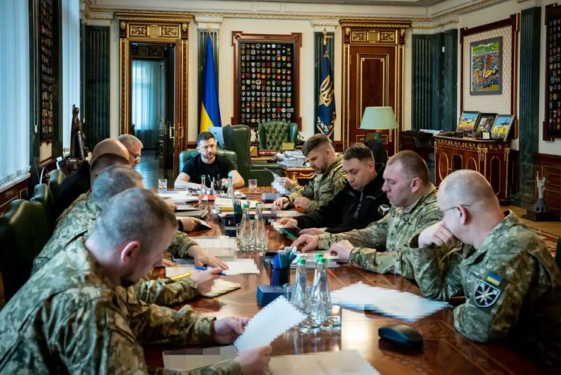 乌克兰正站在军事政变的边缘，乌克兰军方开始公开讨论推翻泽连斯基乌克兰正