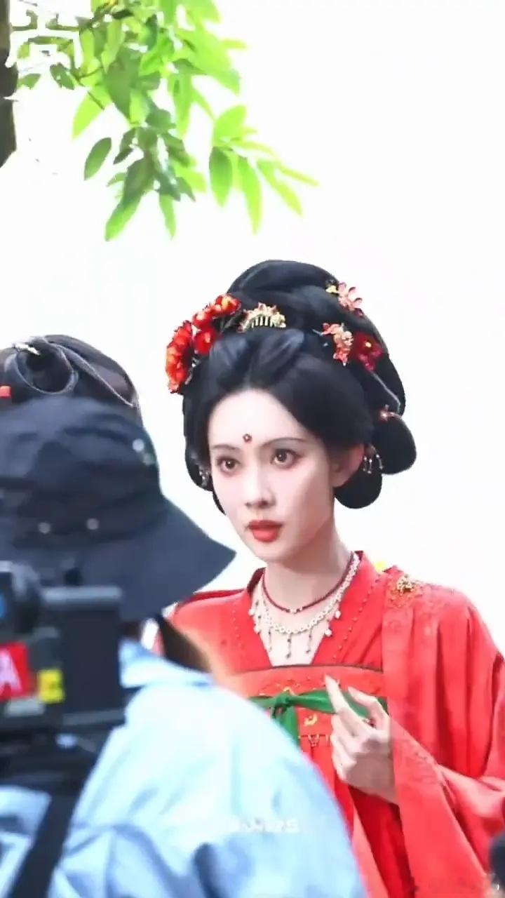 赵晴和孟子义同款红衣，同样的衣服两人穿出了不同的感觉，一个明媚一个清冷特别好看啊