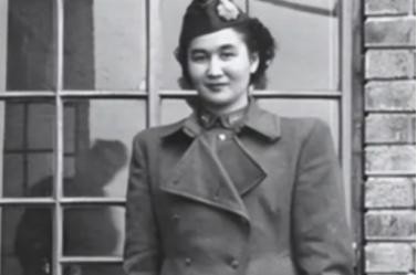 1940年，地下党康乃尔正在茶楼玩牌，一军统美女突然拍了了拍他的肩膀，使了个眼色