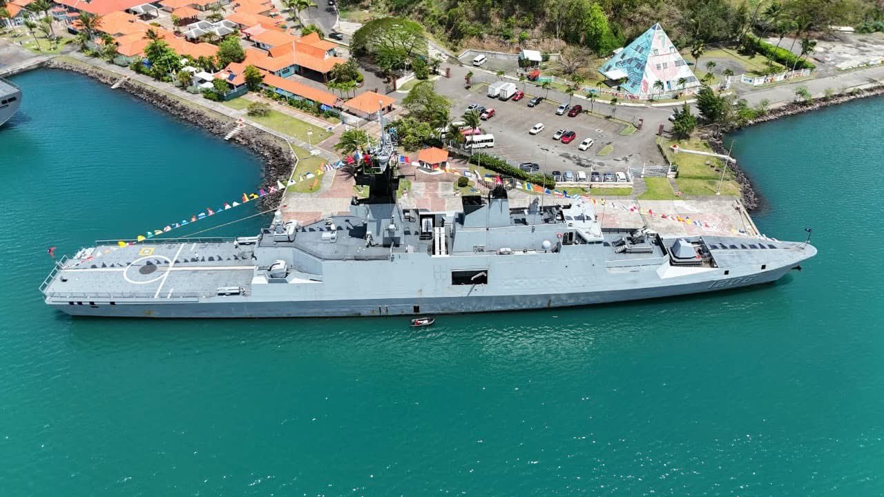 飞扬军事2026年4月13日，停靠在圣卢西亚的台匪海軍敦睦舰队“磐石”号油弹补