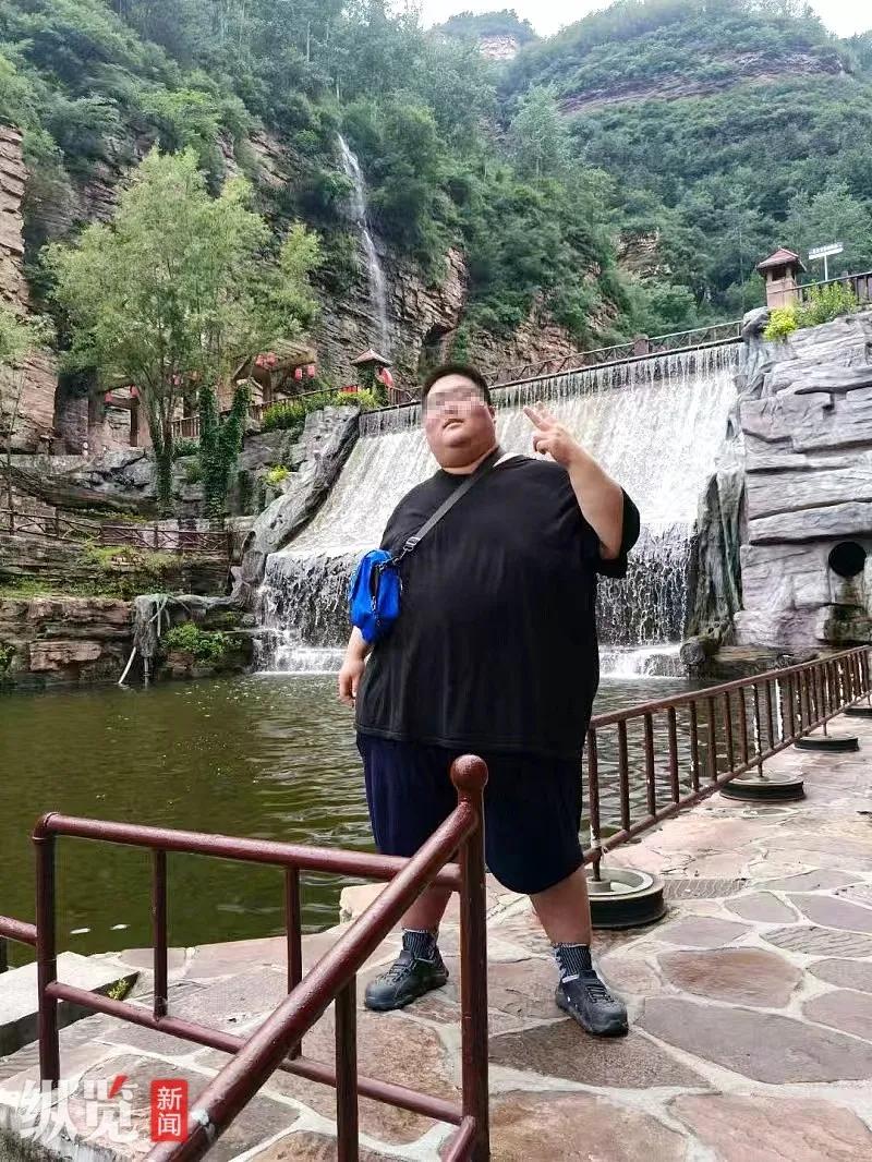 河北邯郸一个28岁的小伙邯胖虎，因心情不好就开始暴饮暴食，8年时间，体重涨到了5