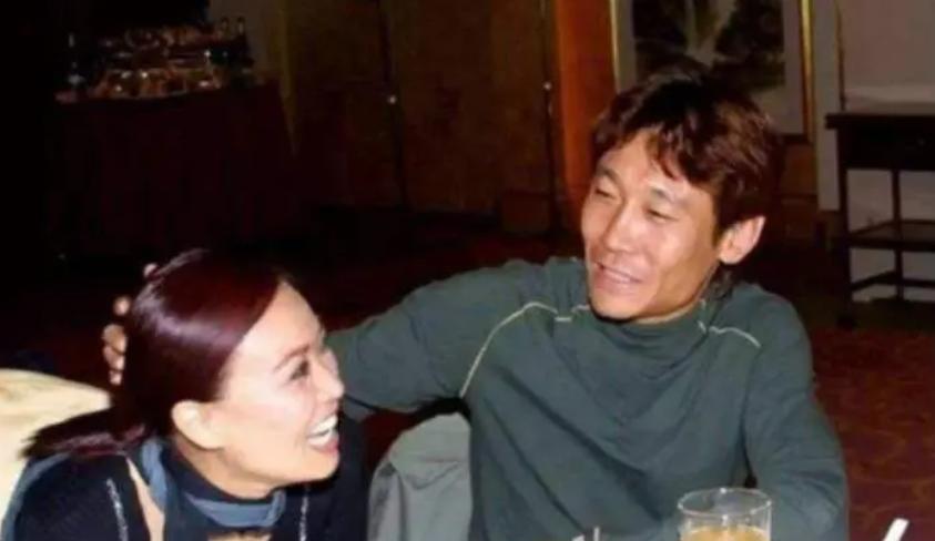 有一次，那英一家正在吃饭，女儿苹果问儿子高兴：“我是爸爸和妈妈的孩子，所以我姓孟