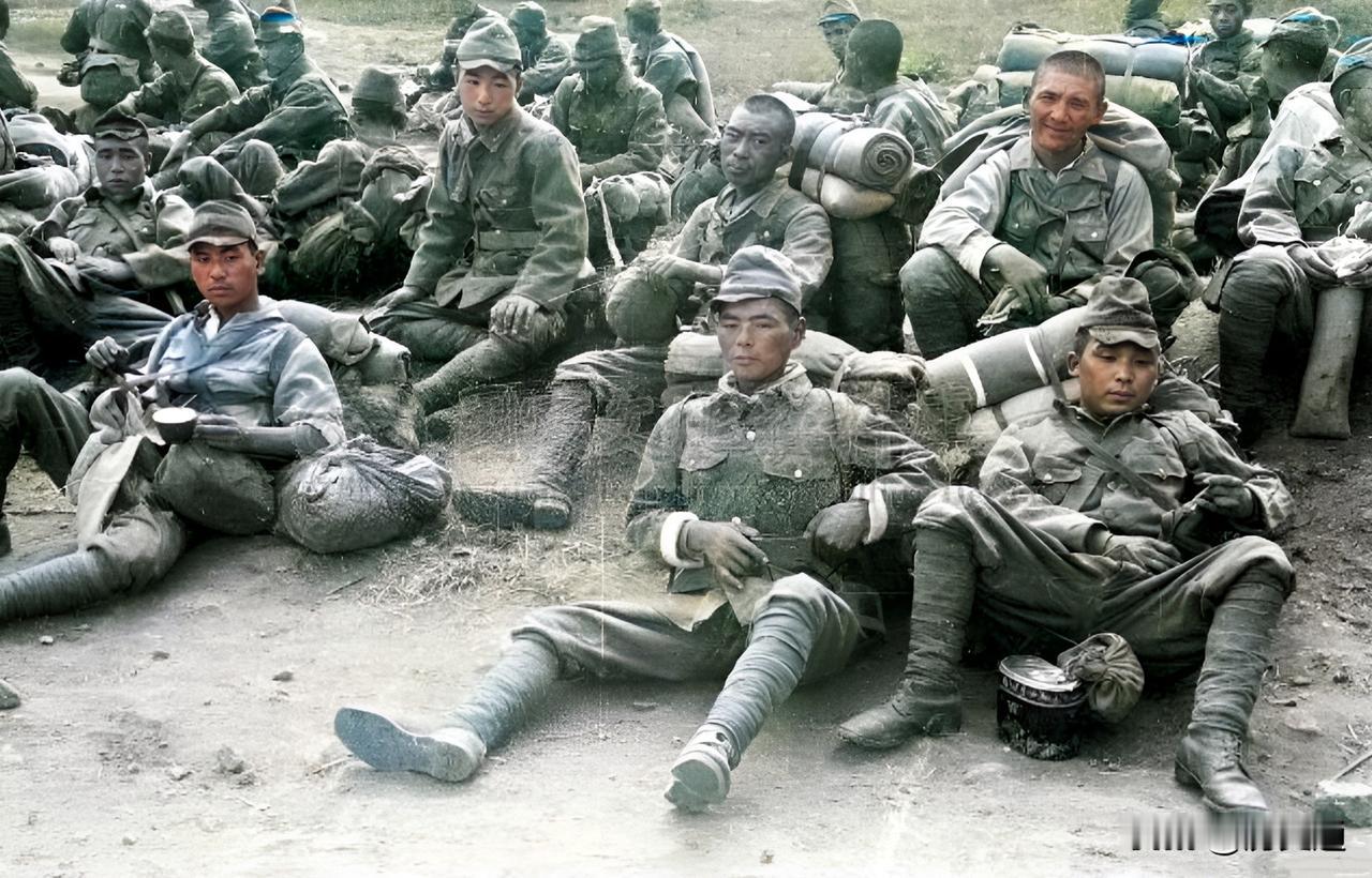 1945年9月1日，南京，一群日军战俘将被押解前往战俘营。八年前，他们侵占南京时