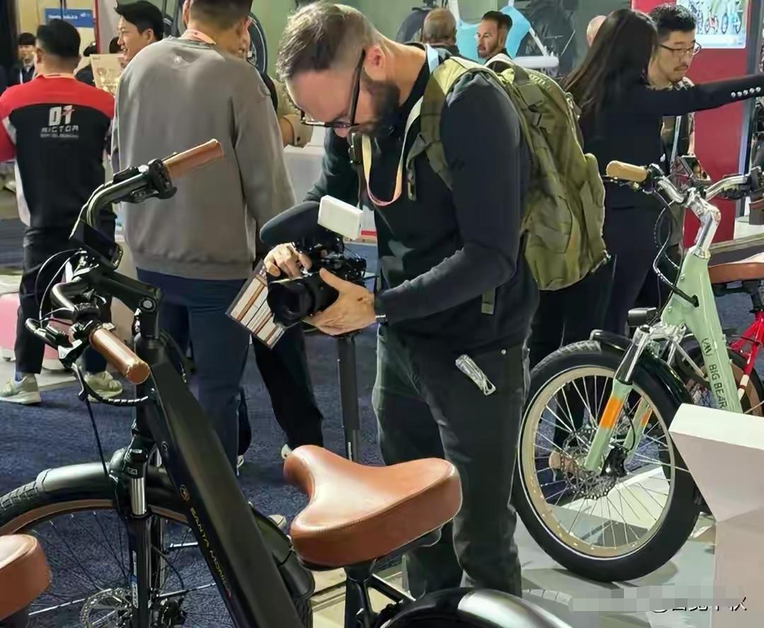 卖一辆车赚200块，还不够买两斤排骨。关键是，一天还卖不出两台。我一个干电动