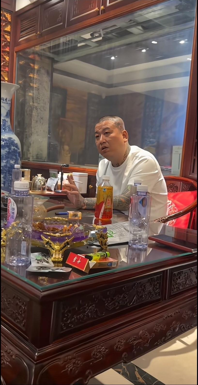 天津大网红，1700万粉丝的天津李四，直接把自己剃成大光头了，看着有点不雅观，如