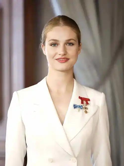 全世界都在关注未来的西班牙第一位女国王莱昂诺尔公主，她以后不仅要继承王位，还要继