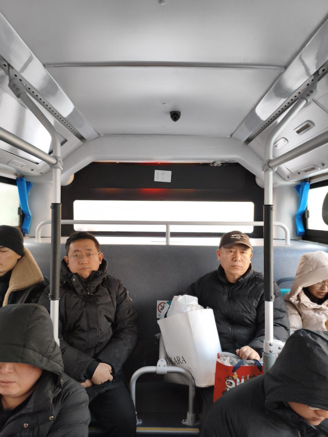 沈阳公交车变短之后感觉更有效率！之前大车路口转弯很费劲，自从变小之后感觉速度快了