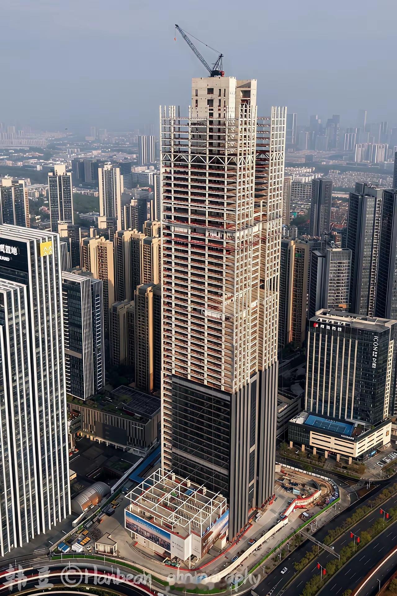 万象天地隔壁的华润置地总部大厦2019年8月开始动工，拖了几年，楼上的瑰丽酒店也