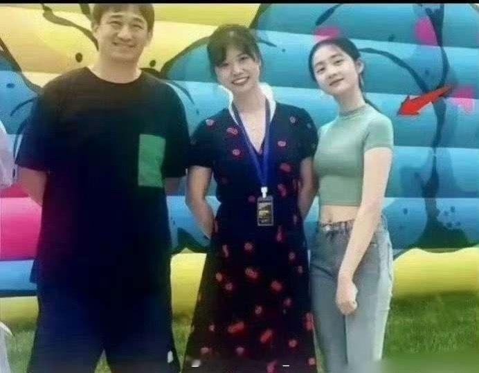 黄磊女儿黄多多有意进圈，脸是真的小，身材是真的好，应该会爆吧？！