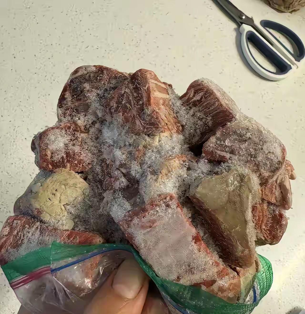 在冰箱里冷冻了半年的猪肉，这猪肉到底还能吃吗？看到一位网友，在家里招待客人的时