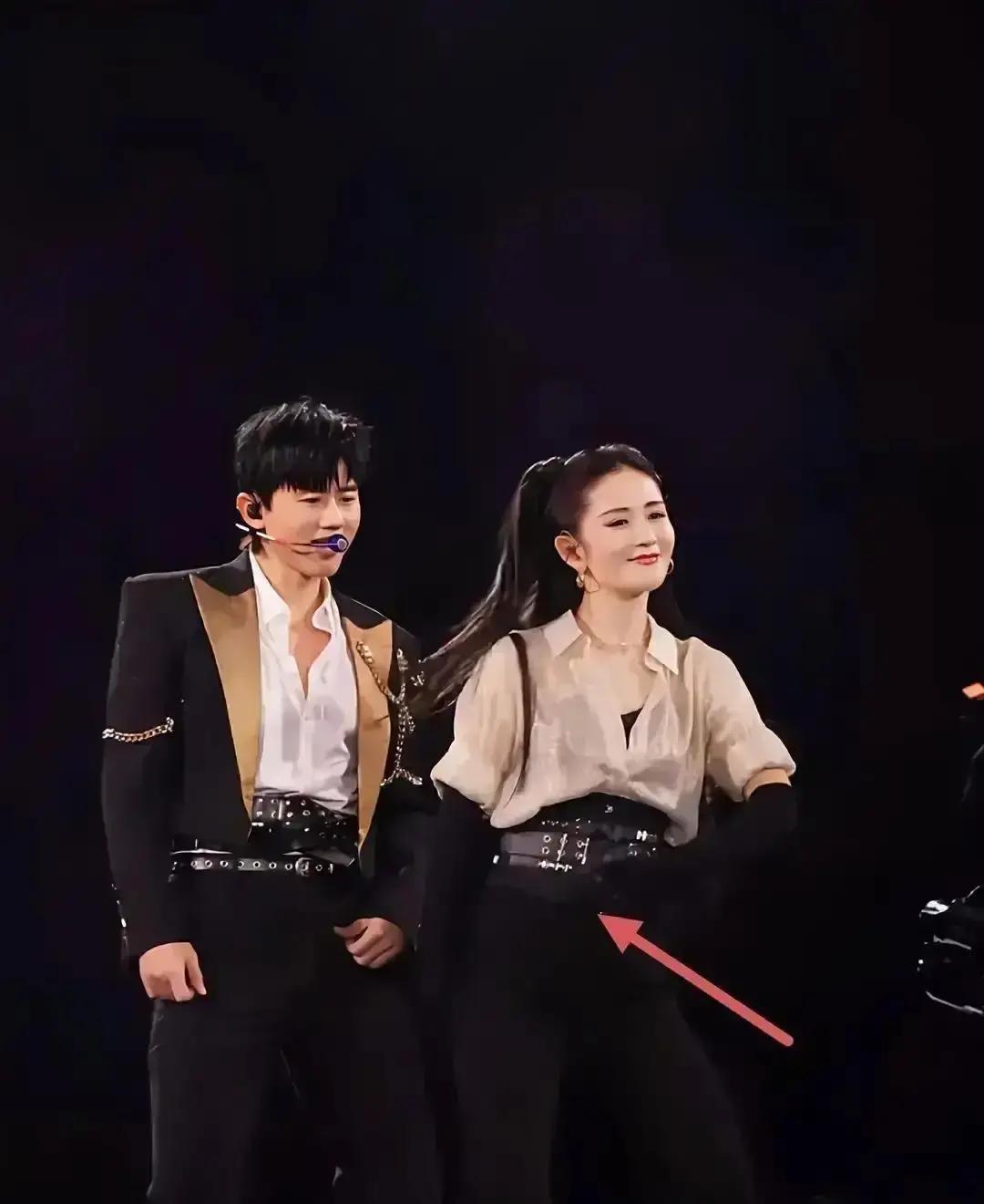 4.8亿围观谢娜腰被勒成两截一条束腰把跨年舞台炸成修罗场。Y/Projec