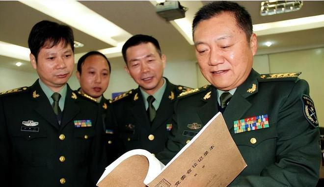 副军长能指挥师长吗？副军长是集团军的军事副职，级别为副军级少将。师长是一个师