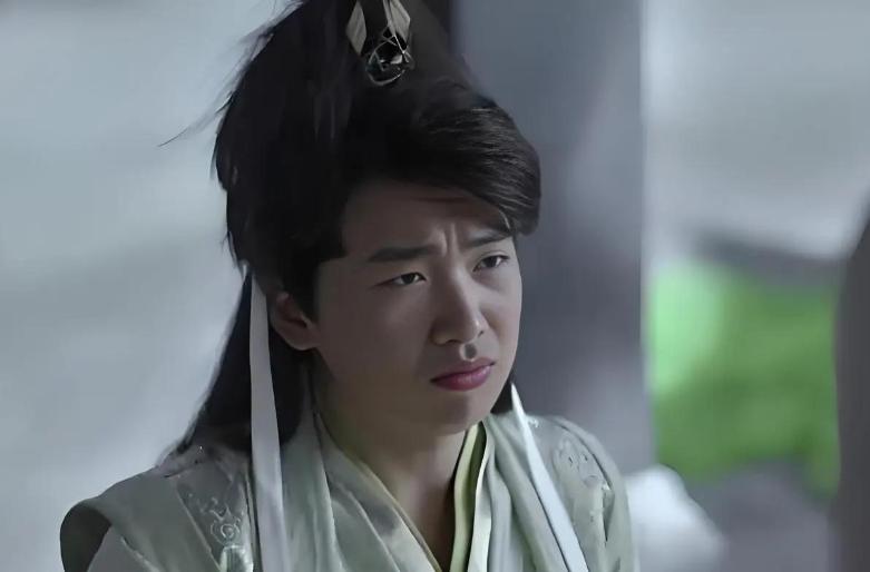 陈道明拍戏忘词，现场死寂，导演都不敢喊咔。郭麒麟没等，直接接话：“爹，这钱咱不能