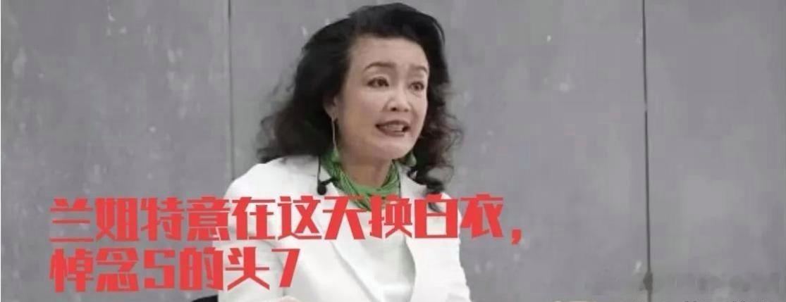 张兰穿着白衣接受采访，正面回应了包机事件和汪小菲发火的事！记者问她，兰姐，你为啥