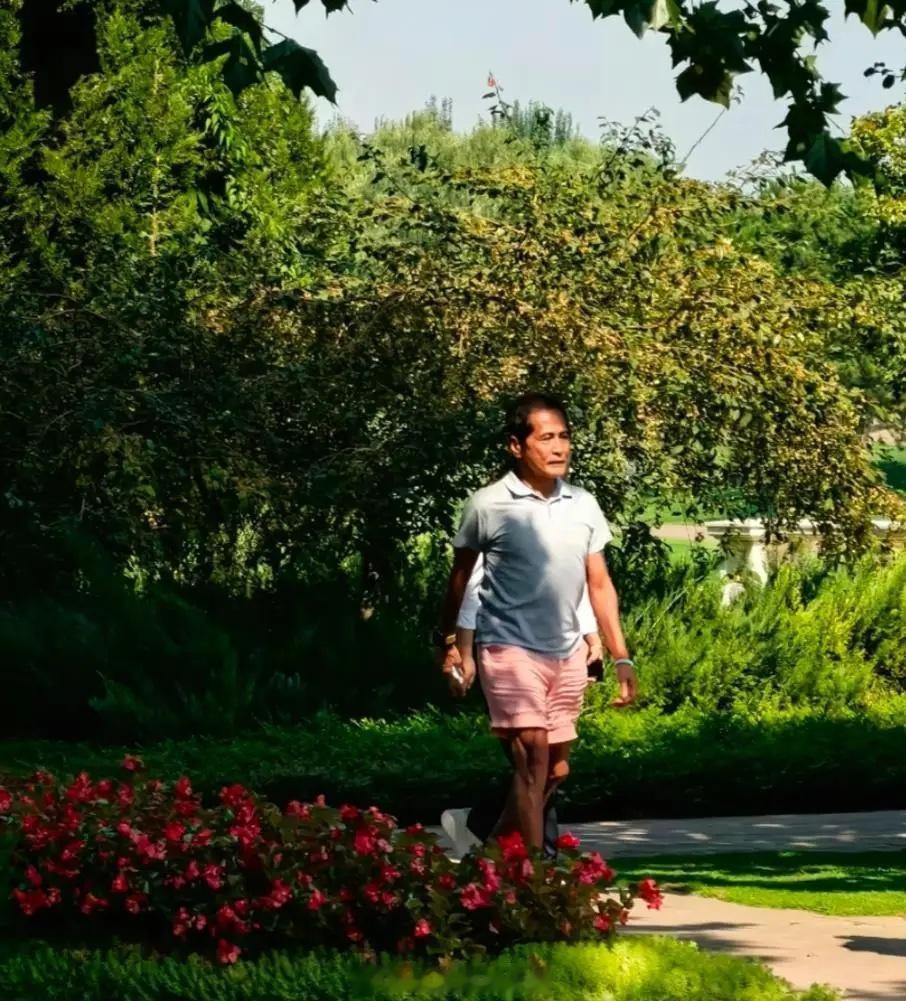 66岁齐秦在北京公园被偶遇，他真人皮肤被晒得发黑发干，他穿着简单的T恤配粉色短裤