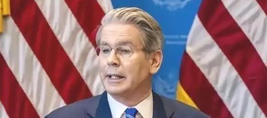 美国财长贝森特盯着大屏幕上跳动的1.189万亿美元数字，脸色铁青地喊出一句：“世