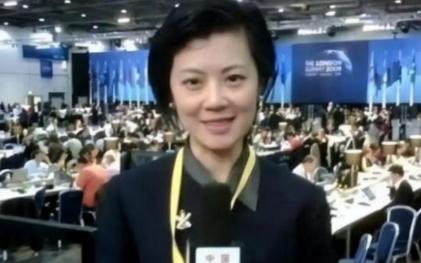 “我愿意放弃中国国籍，自愿加入英国。”2004年，前央视女制片人姜丰在入籍文件上