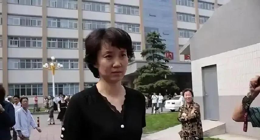 央视主播42岁离婚真相：不生娃被劝退她26岁坐上《新闻联播》主播台，零差错