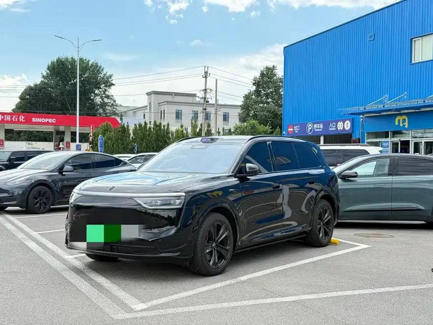 问界M8于2026年9月正式上市，定位中大型增程SUV。外观大气舒