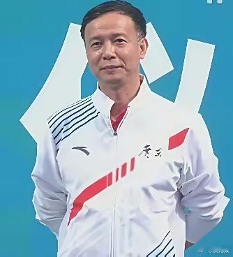 何威仪教练是怎样培养出两位冠军少女的。两位少女都来自广东，而且，同出于何教练的门
