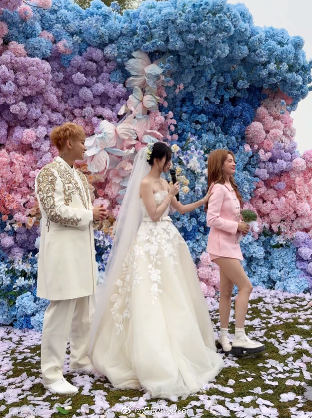 刘些宁在徐艺洋婚礼哭了刘些宁在黄子韬徐艺洋婚礼哭了找到西蓝花的刘些宁上台发言，
