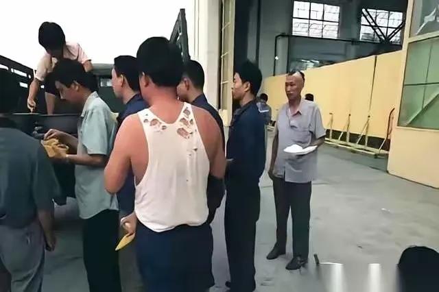 咱们把歼10CE战斗机一架接一架送交巴基斯坦，但转头就把"转让生产线"的提议死死