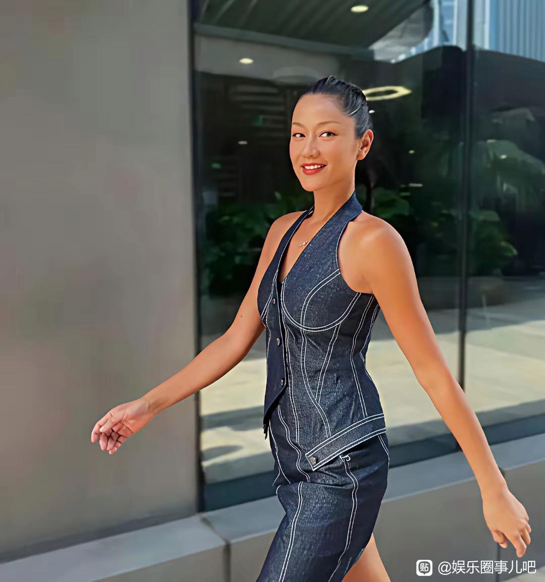 瞿颖“美黑”了全身，却忘记了白脚，大概是平时穿球鞋没有晒到不过我觉得她挺适合这个