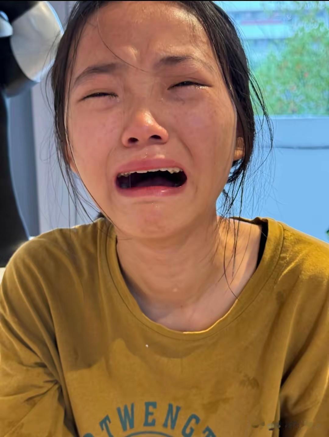 女儿把自己关在房间哭了三天，498分的成绩单摊在桌上，她反复说：“爸，我平时模考