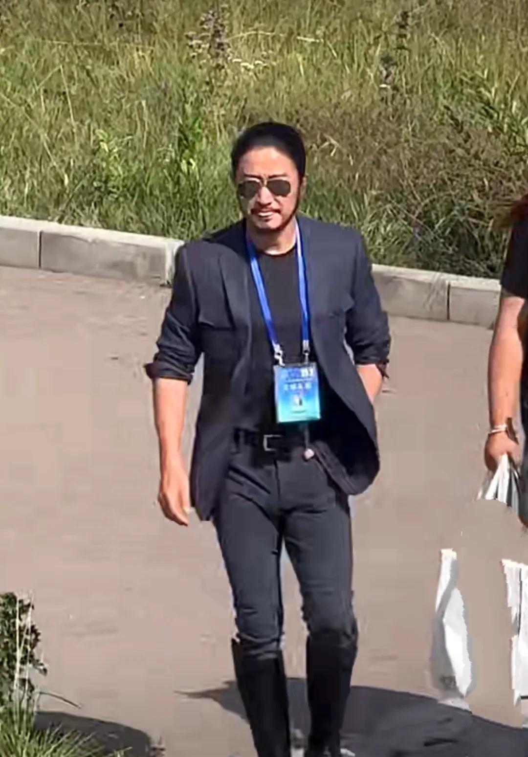 吴京现身新疆天马文化旅游节，换了新形象的吴京，紧身蓝色小西装外套，紧身牛仔裤，长