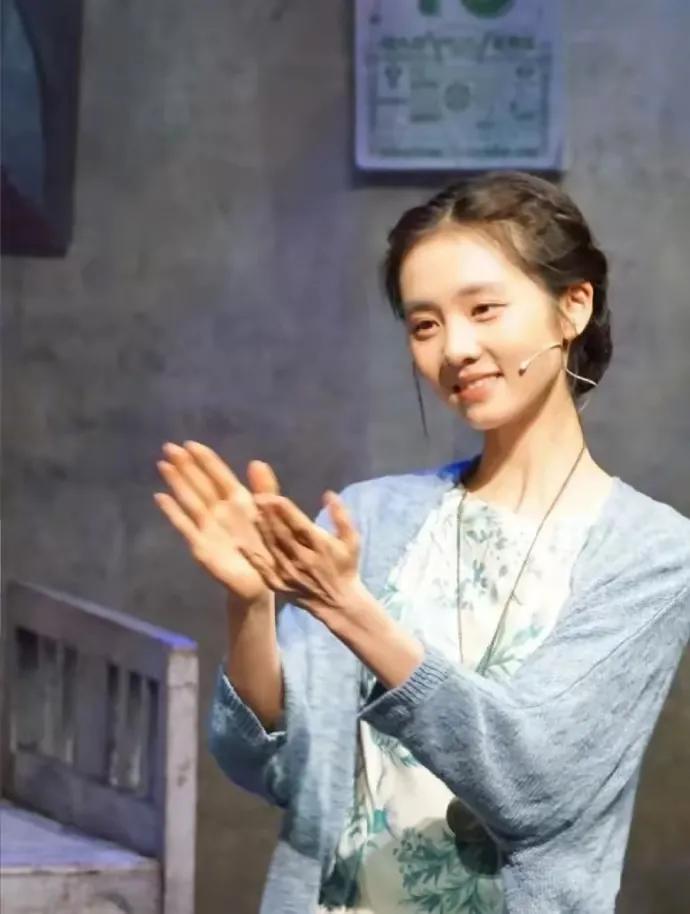 黄多多也太漂亮了，完美继承爹妈的好基因，浑身上下透露出被富养的气质。从小她就