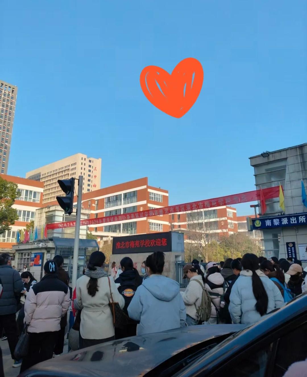 国考现场直击：考生撕下整张答题卡，时间管理成决胜关键！国考今天开考了！数百万