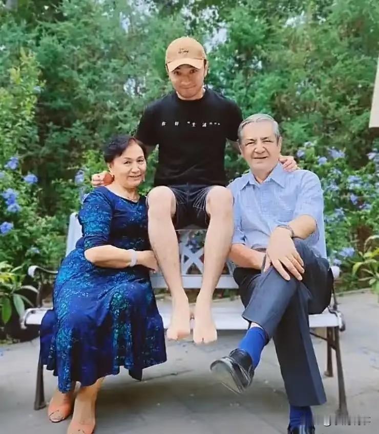 尼格买提，42岁了，该做的一样没做，没有结婚，没有老婆，也没有孩子，目前连个