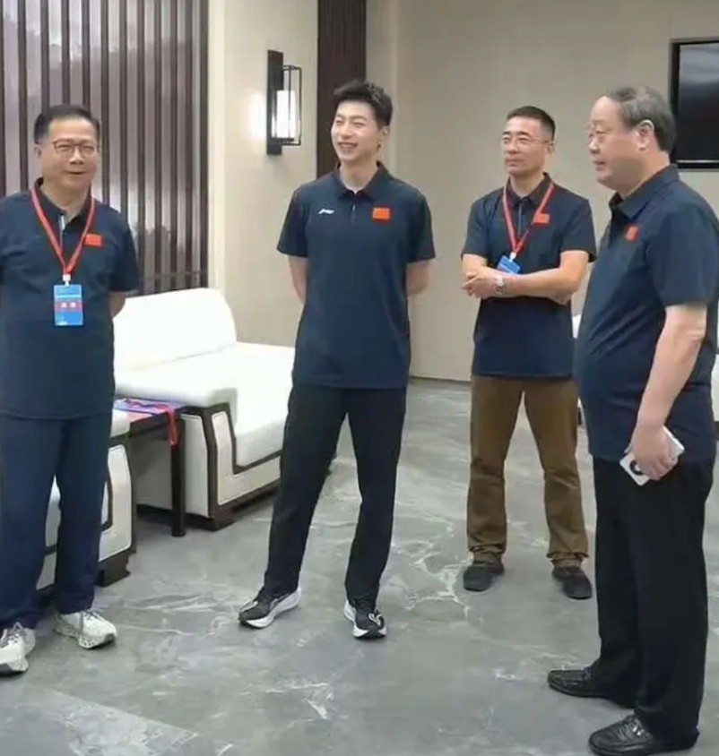 有不少网友说，同一款衣服，也就马龙穿出了高度。马龙穿着这件POLO衫，非常修身