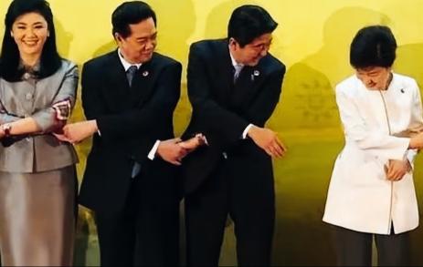 英拉和朴槿惠曾经罕见同框的合影啊！英拉合影时，微笑的表情看起来是不是特别漂亮，