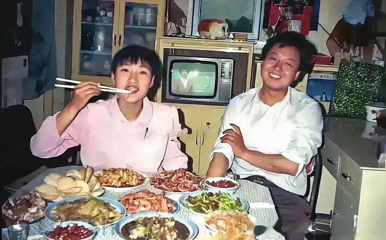 这菜这坏境什么生活水平？当时已经可以称得上高配这张80年代的老照片，一看就