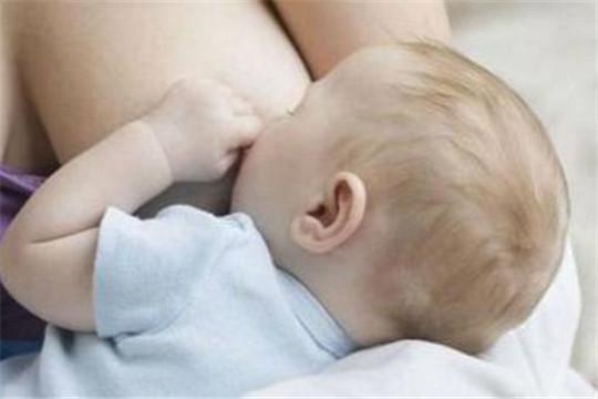 上小学的男孩还要吃母乳, 医生问原因, 母亲称于心不忍断不了