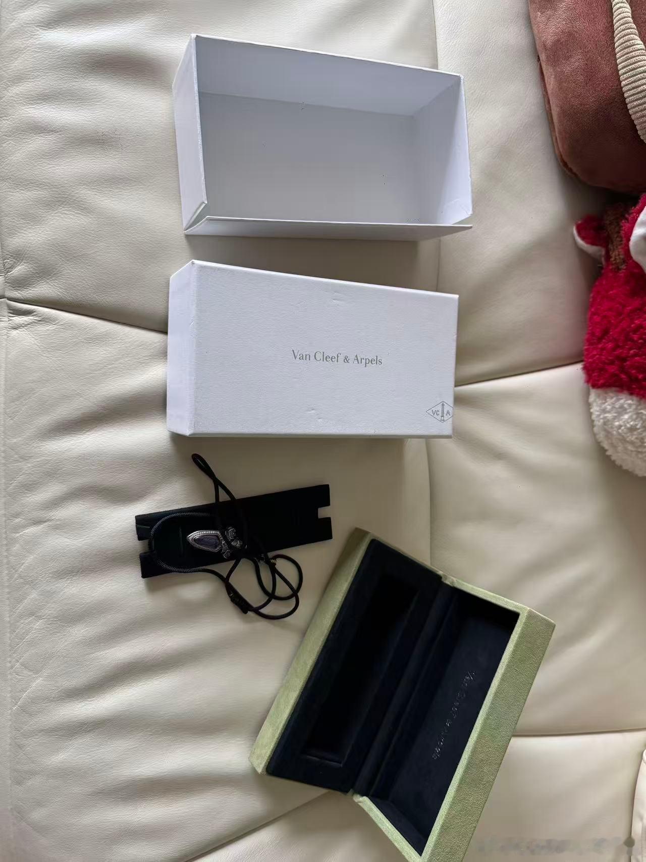 大马吊坠的包装感觉这样还行我蛮喜欢这种浅色的，青色和湖蓝色也行